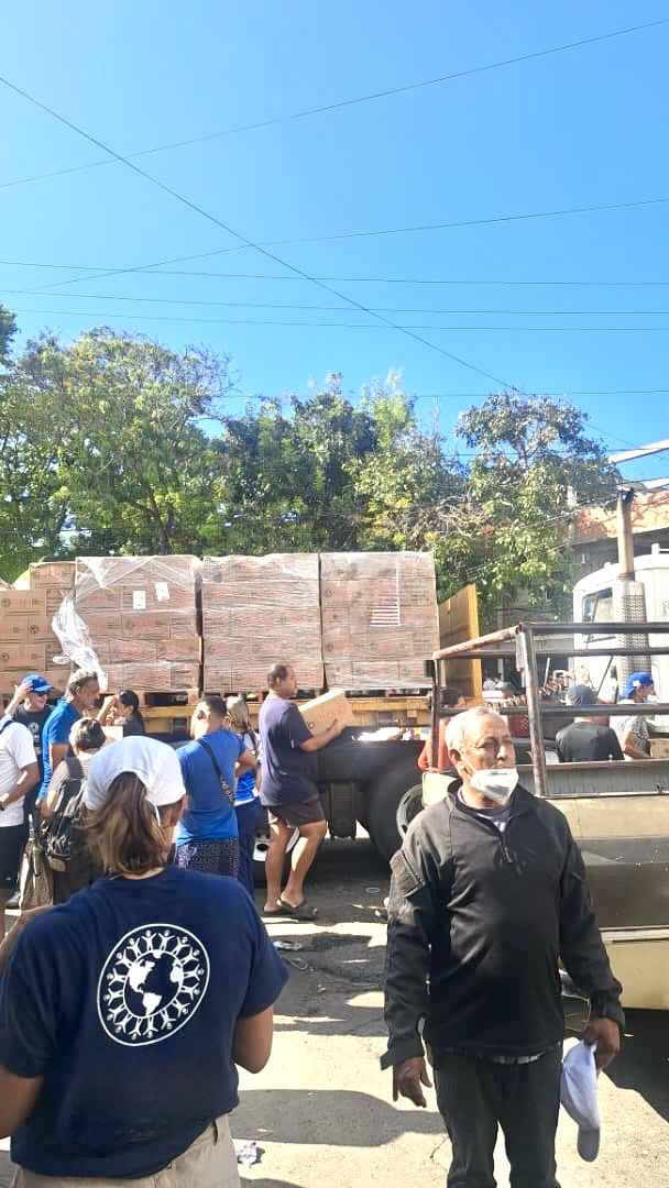 Voluntarios cargando suministros en un camión para damnificados del terremoto en Venezuela
