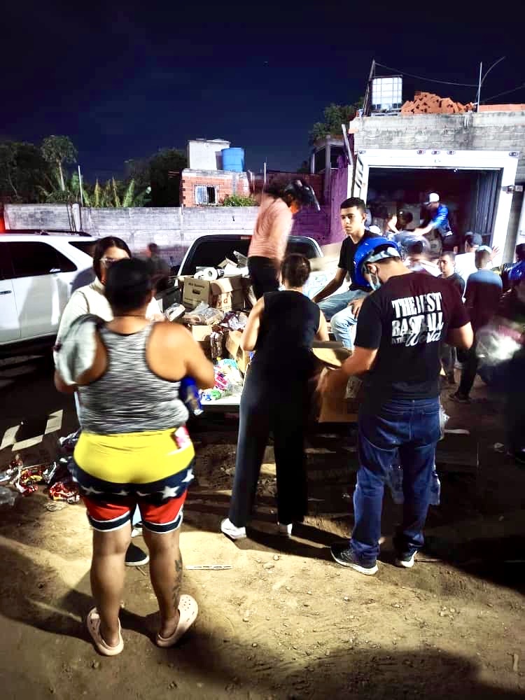 Reparto nocturno de suministros a familias afectadas en Venezuela